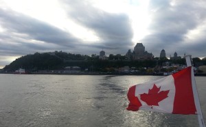 le drapeau canadien avec vue sur la ville de Québec qui symbolise l'immigration au Canada