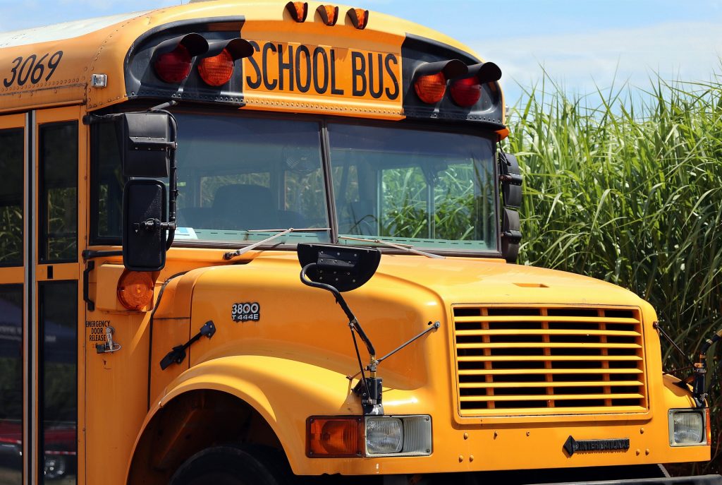 Bus scolaire jaune traditionnel dans les école maternelles, primaires et secondaires au Québec